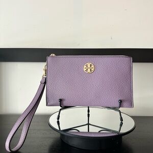 NWOT Tory Burch Chelsea Pebbled Leather Wristlet